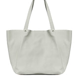 Laura Do Borsa a spalla da donna