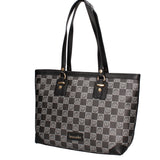Borsa a spalla con chiusura a zip. Toppa frontale con scritta. Stampa momogram su buccia d'arancia con finiture in materiale sintetico. 43x29x15 cm