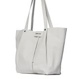 Laura Do Borsa a spalla da donna