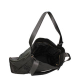 Borsa a spalla con doppi manici sagomati. Chiusura con zip. Ciondolo smaltato con logo. 40x31,5x40 cm