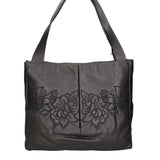 Borsa a spalla con doppi manici sagomati. Chiusura con zip. Ciondolo smaltato con logo. 40x31,5x40 cm