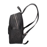 Zainetto donna realizzato in tessuto jacquard, dotato di scomparto principale con chiusura con cerniera, tasca frontale con cerniera, spallacci regolabili. 25,5x32,5x13 cm