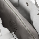Laura Do Borsa a spalla da donna