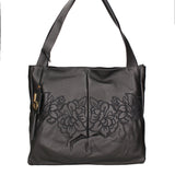 Borsa a spalla con doppi manici sagomati. Chiusura con zip. Ciondolo smaltato con logo. 40x31,5x40 cm