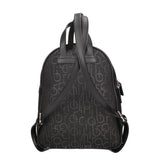 Zainetto donna realizzato in tessuto jacquard, dotato di scomparto principale con chiusura con cerniera, tasca frontale con cerniera, spallacci regolabili. 25,5x32,5x13 cm