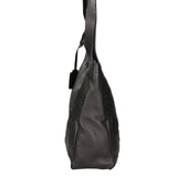 Borsa a spalla con doppi manici sagomati. Chiusura con zip. Ciondolo smaltato con logo. 40x31,5x40 cm
