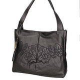 Borsa a spalla con doppi manici sagomati. Chiusura con zip. Ciondolo smaltato con logo. 40x31,5x40 cm