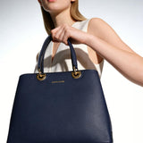 Blaue Schultertasche aus veganem Leder