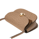 Schultertasche aus taupefarbenem Leder mit Straußenmuster