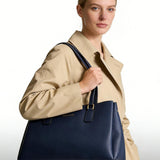 Blaue Schultertasche aus veganem Leder