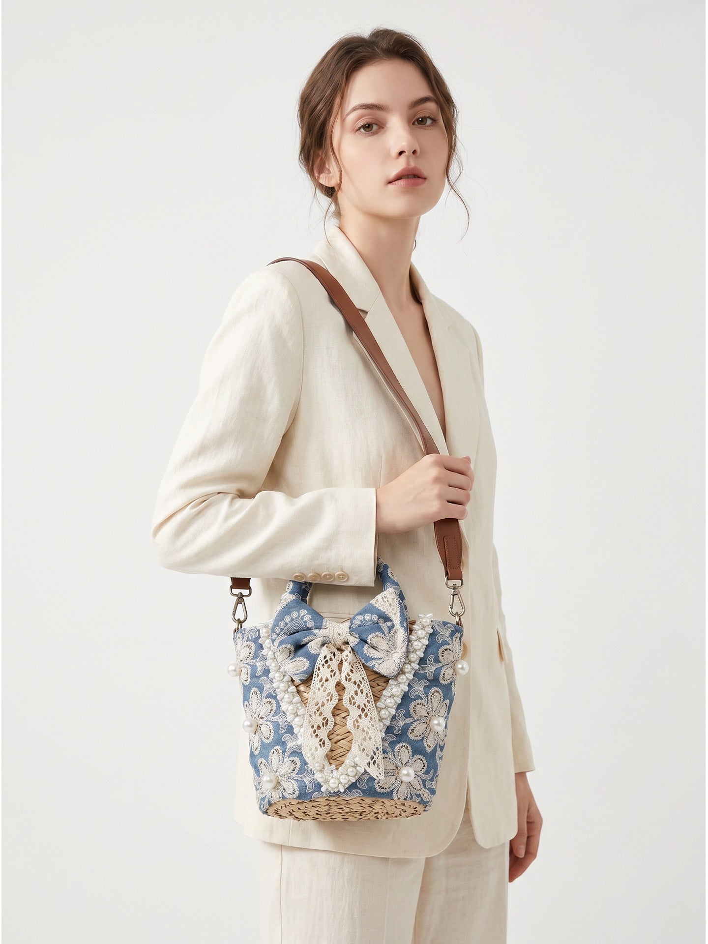 Borsa a Secchiello in Woven Straw Blu Jeans